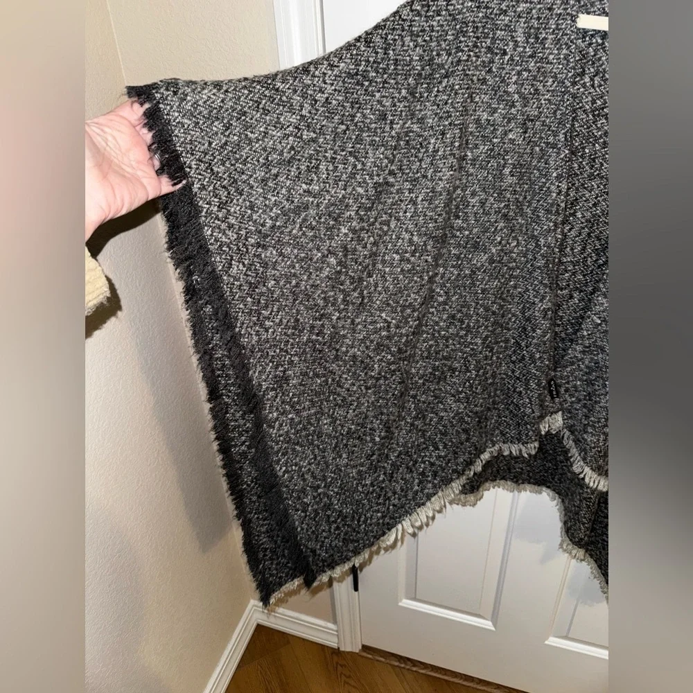 Fraas Fringed Poncho Ruana Sweater Gray White Fall Winter Travel